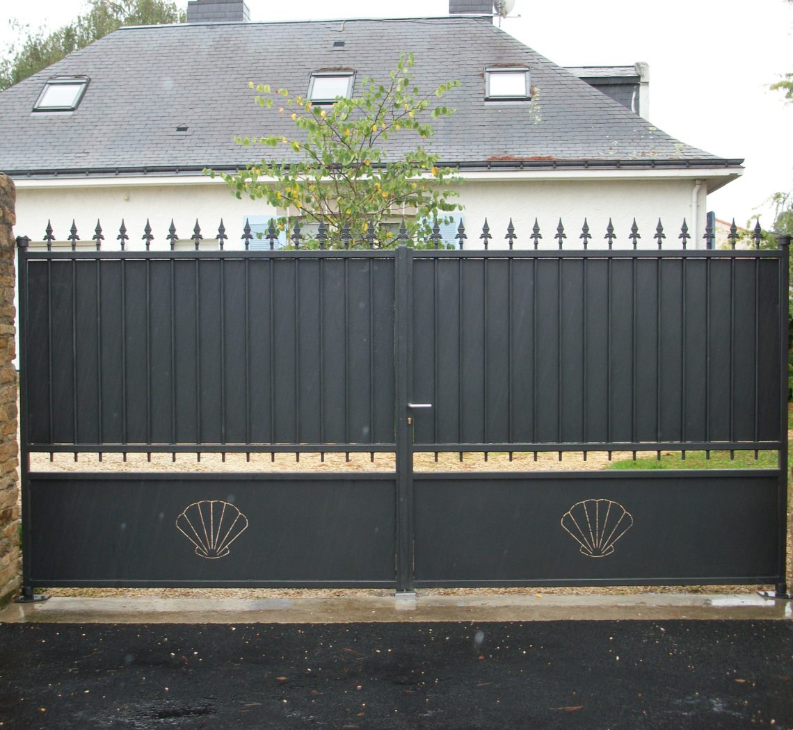 Grand portail double ouvrant sur pivots