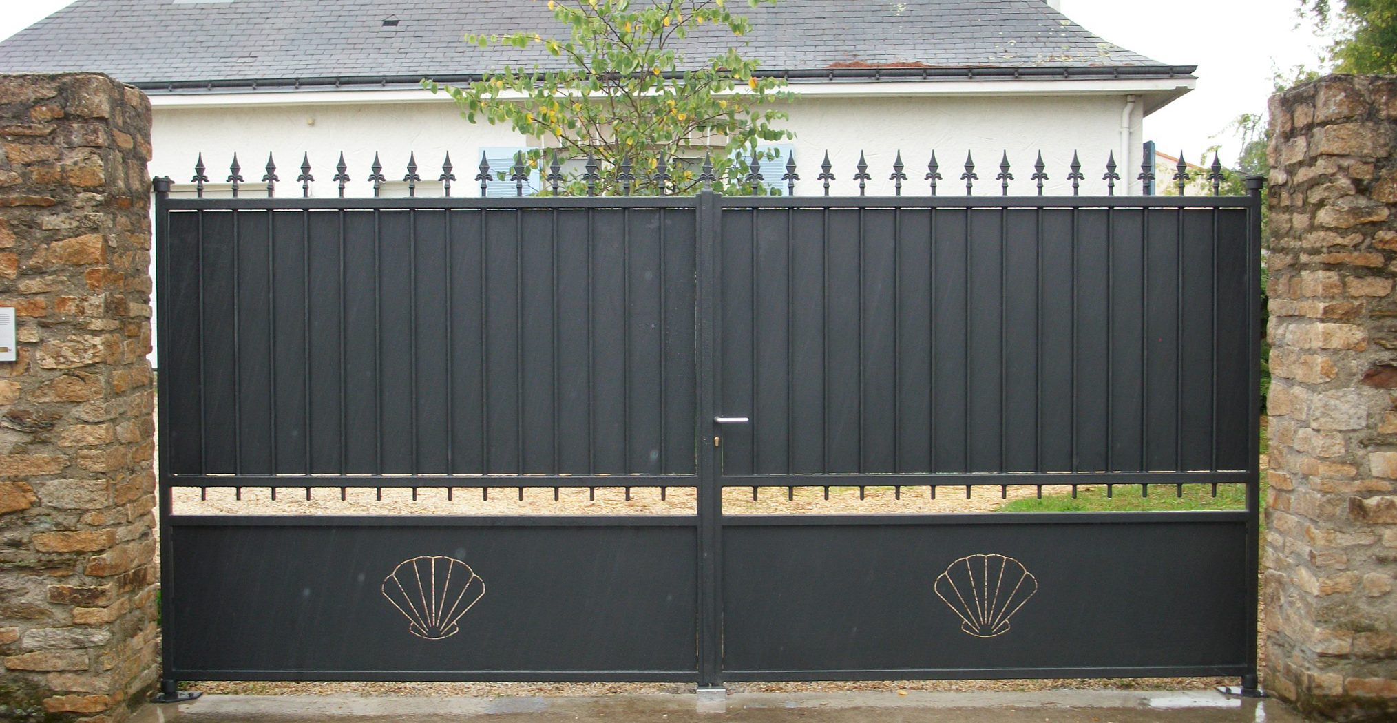 Grand portail double ouvrant sur pivots