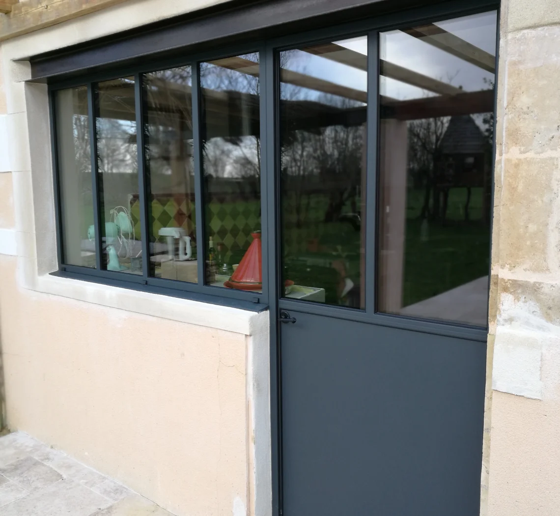 porte d'entrée et baie atelier exterieure