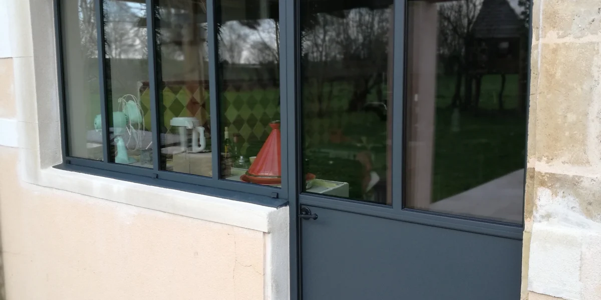 porte d'entrée et baie atelier exterieure