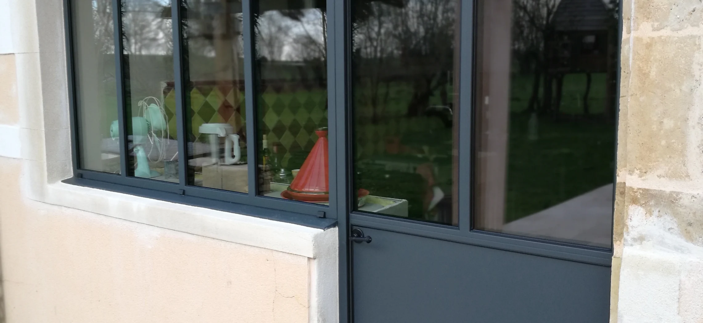 porte d'entrée et baie atelier exterieure