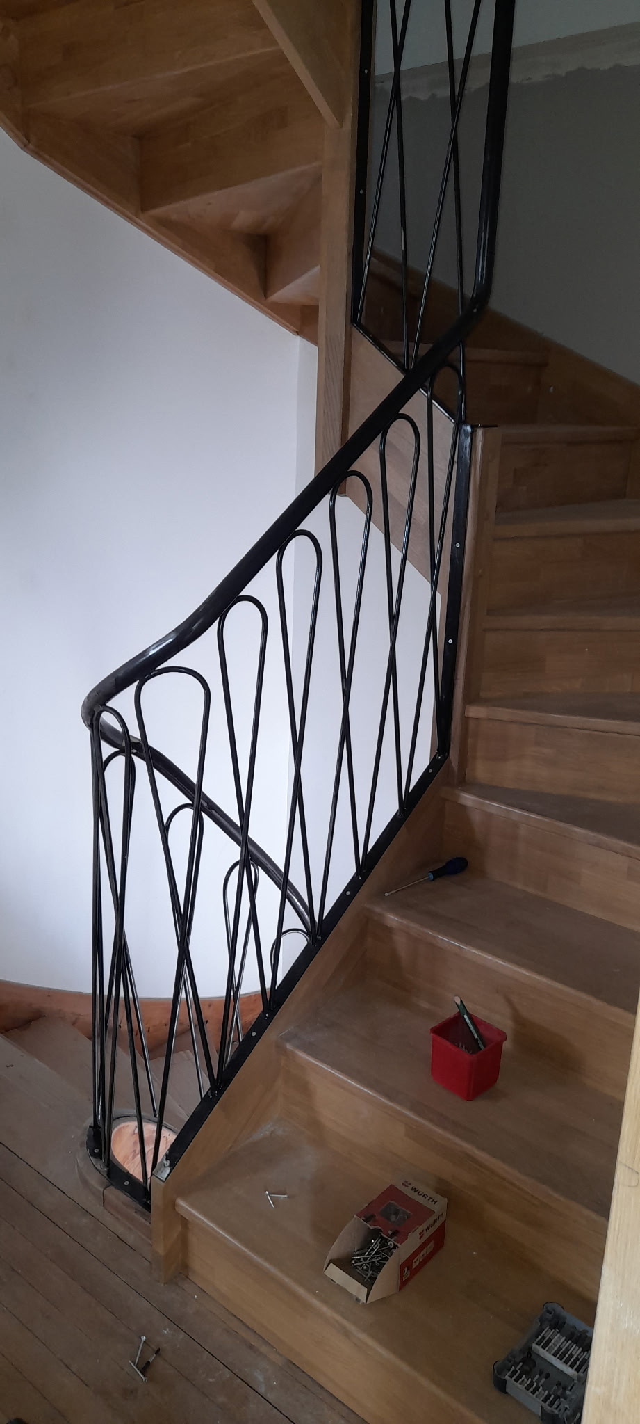 Rampe d'escalier en fer forgé façonnée sur place, reprise à l'ancienne lors d'une rénovation