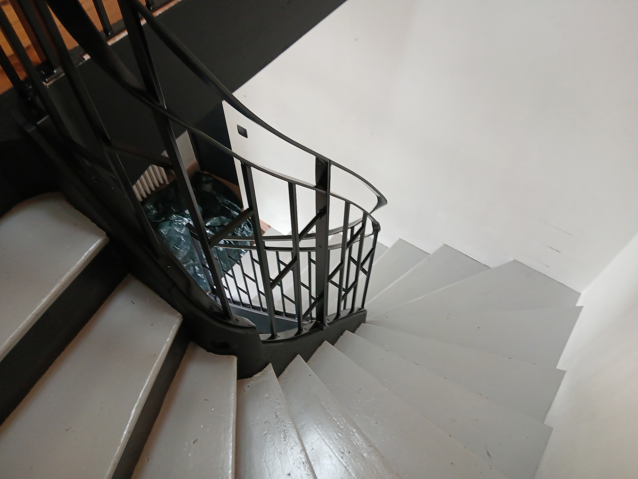 Détail des plats acier suivant la courbe de la volée de l'escalier hélicoïdal