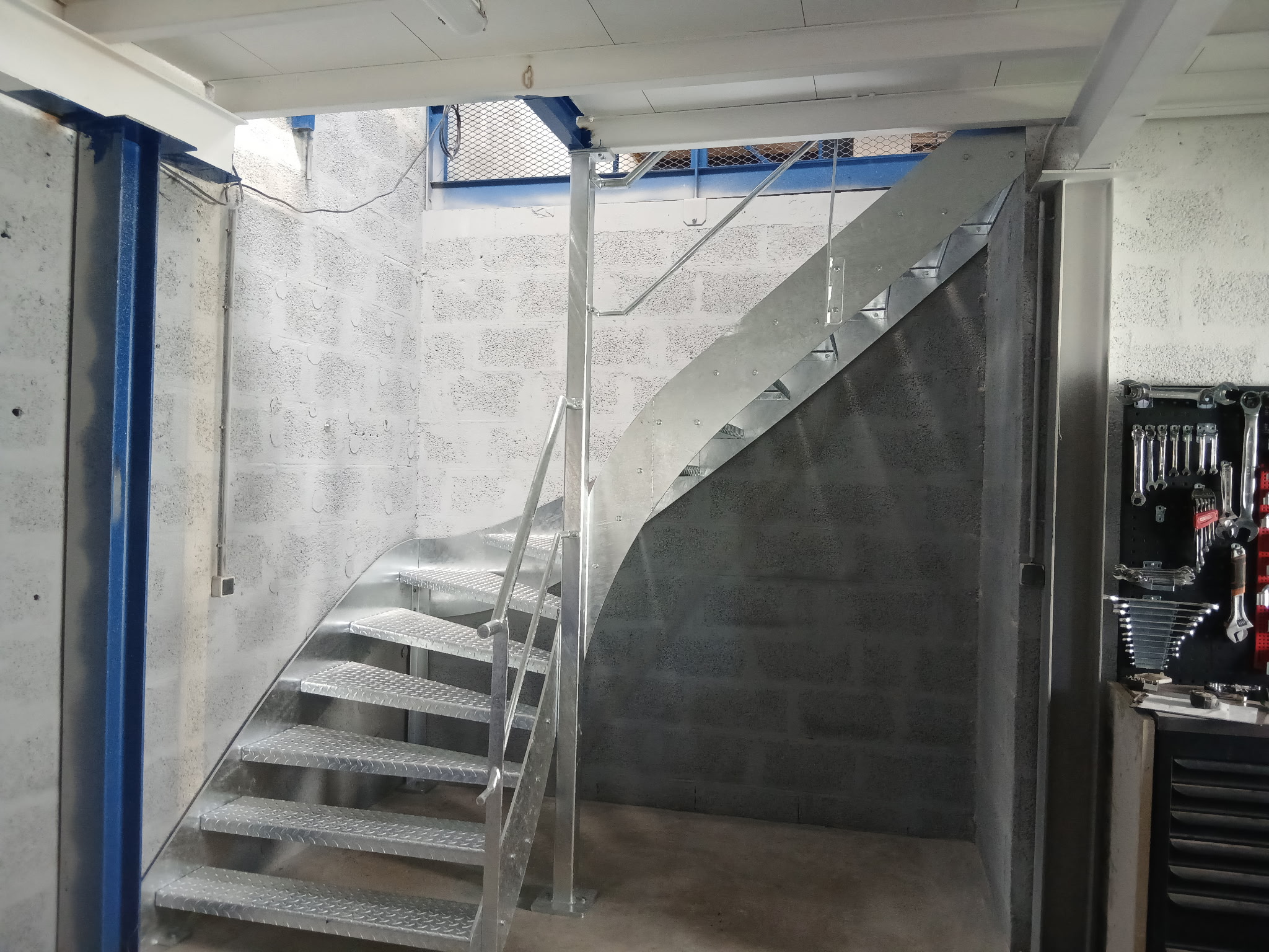 Escalier technique quart tournant en acier galvanisé, marches tôle larmée, garde-corps métal déployé